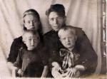 Баранов Виктор Федорович, 1916 г.р. На фотографии Баранов В.Ф. с женой Антониной, сыном Юрием и неизвестной девочкой.